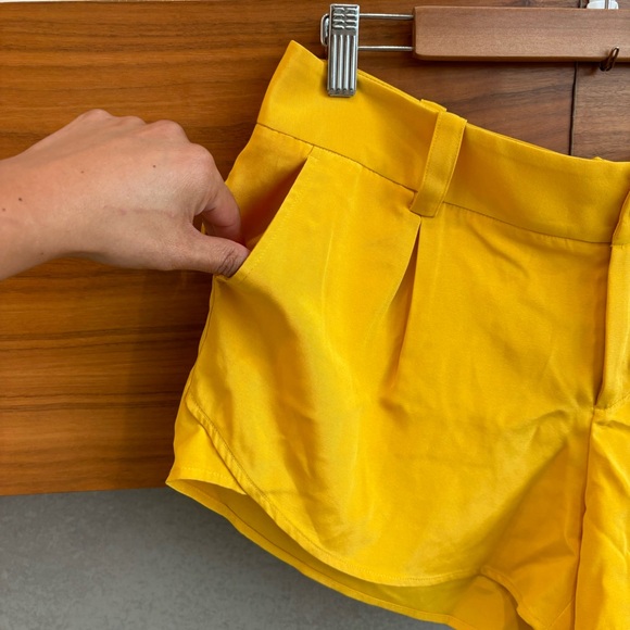 NWT alice + olivia Butterfly Sunflower Shorts, Size 10 - Picture 7 of 12